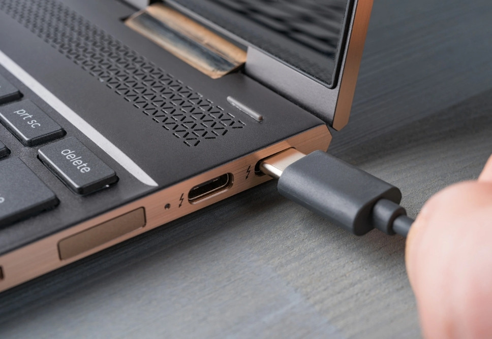 Laptop Bị Tắt Nguồn Khi Rút Sạc - Thay Pin Có Sửa Được Không?