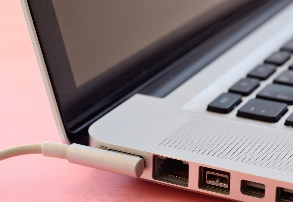 Laptop Sạc Lúc Vào Lúc Không – Cảnh Báo 7 Nguyên Nhân Chính Và Cách Xử Lý