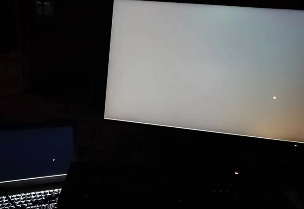 Màn Hình Laptop Bị Đốm Sáng? Nguyên Nhân Và Cách Khắc Phục